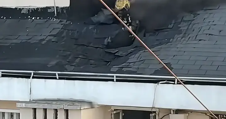 窄弄堂火情告急！消防员扛装徒步突进，破顶一刻燃爆全网