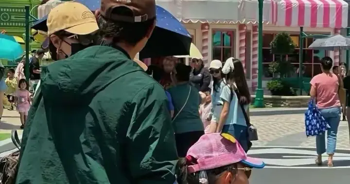 买纪念品花8000不还价，唐嫣罗晋带娃出游豪横，黄奕前夫姜凯同行