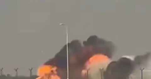 突发！迪拜航展最后一天，印度光辉战机径直砸向地面后爆炸