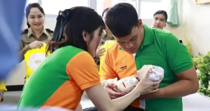 泰国王子携手诗妮娜亮相，还和贵妃穿亲子装抱着小婴儿，画面温馨
