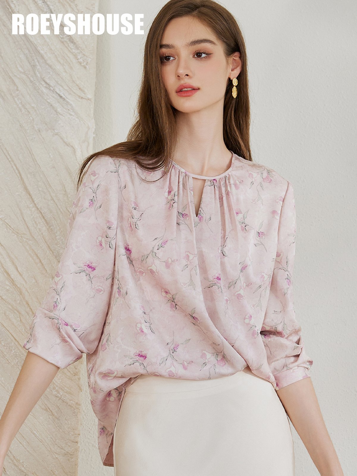 温柔素雅花色衬衫，吸睛显魅力
