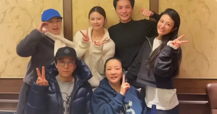 《姥姥的饺子馆》演员重聚，57岁陈小艺状态松弛，魏小军尽显情商