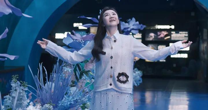 海洋馆偶遇奥运冠军陈梦，她穿着透视波点裙，长卷发温柔美丽大方