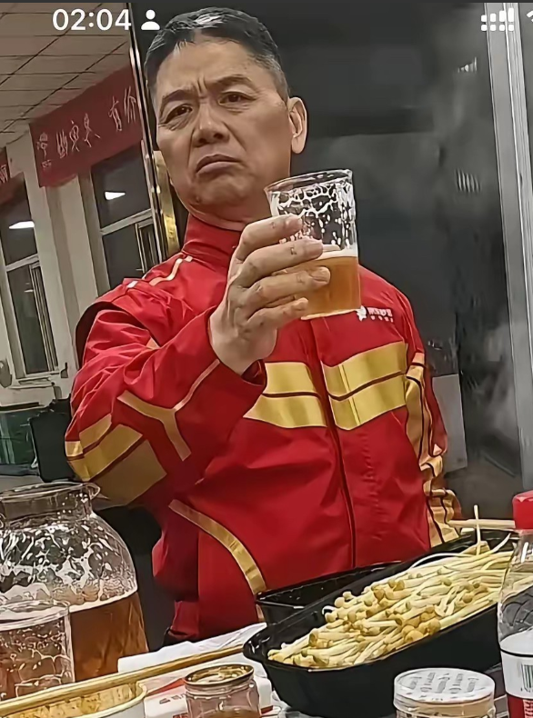 刘强东送外卖累成“农民工”？京东老板的憔悴照火了！
