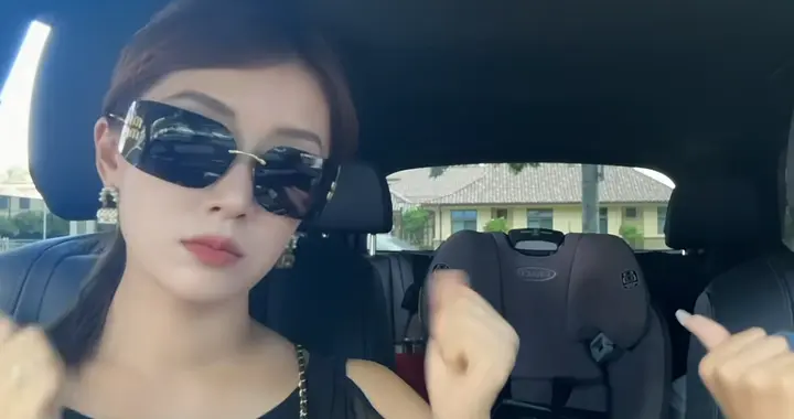 李念在美国陪读高一女儿，开200万的豪车，14岁女儿出镜染发成熟