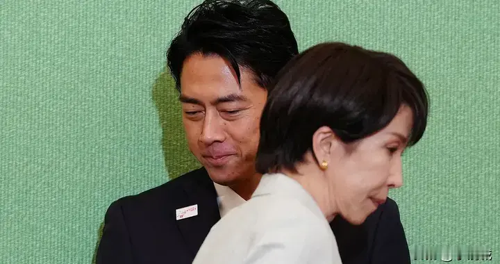 高市早苗吃下“定心丸”，中国还未发力，日本右翼准备弃车保帅？