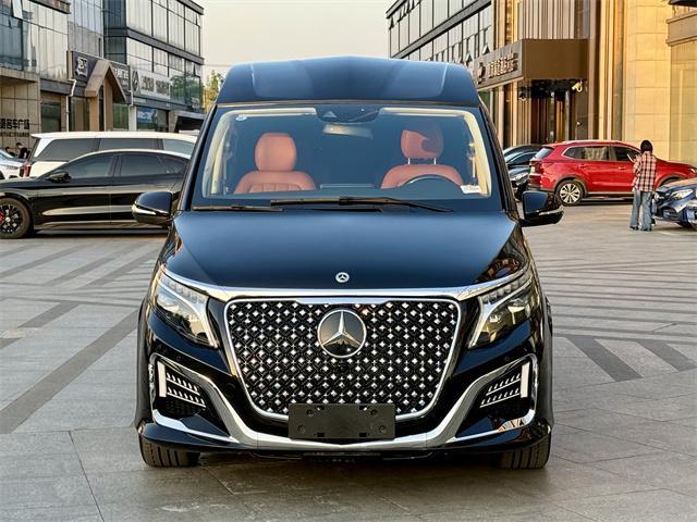 奔驰V260七座商务车：以豪华基因重构移动办公美学