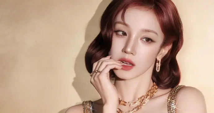 宋雨琦金色镶钻裙造型赏析