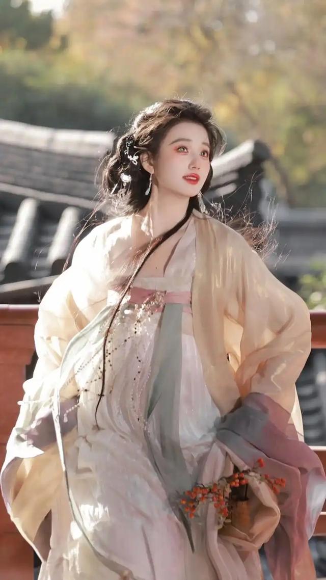 日本女生穿Lolita被轰是cos，中国大学生穿汉服被骂“奇装异服”