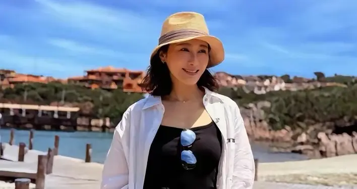 黎姿晒出国旅游随拍 晴日衬人状态明艳优雅动人