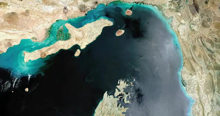 英国曝伊朗伊斯兰革命卫队炮艇向油轮开火，霍尔木兹海峡风云再起