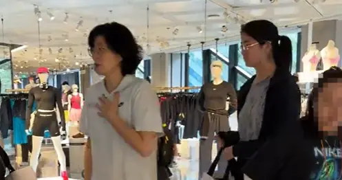 姚明妻子上海被偶遇，16岁女儿戴眼镜身高195，买平价大码鞋朴素