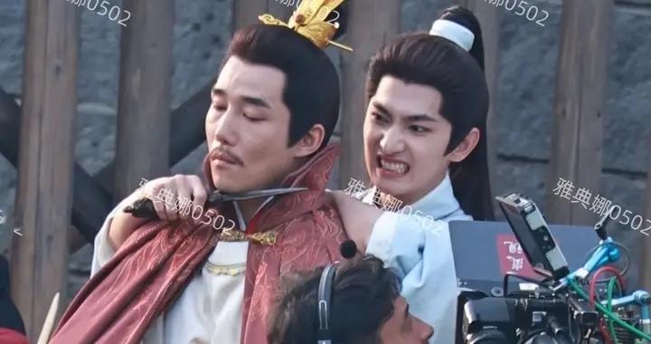 杨洋新剧路透照养眼又搞笑，一张俊脸却瞪眼呲牙扮狠，奶凶奶凶的