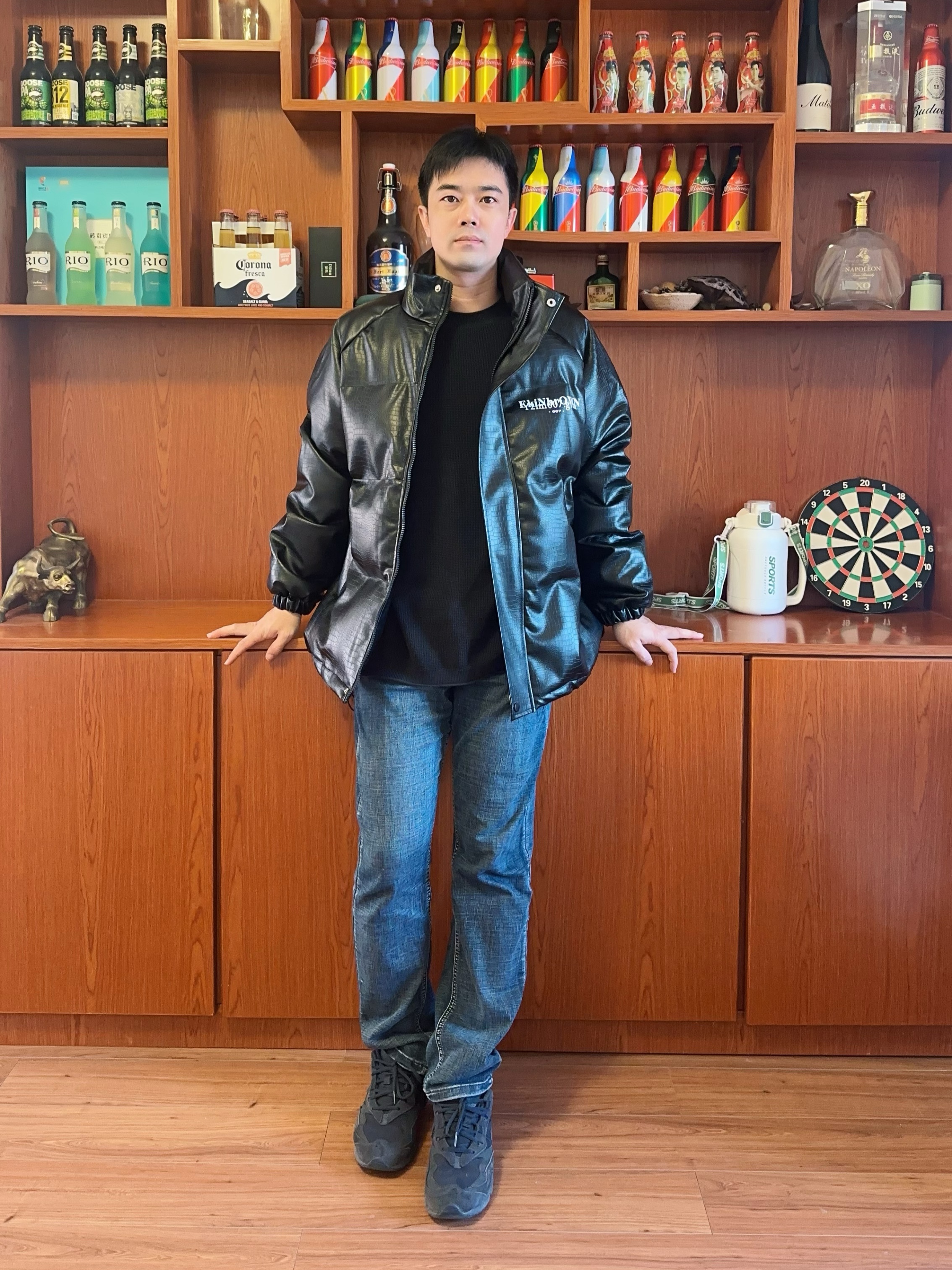 黑色系设计感羽绒服穿搭