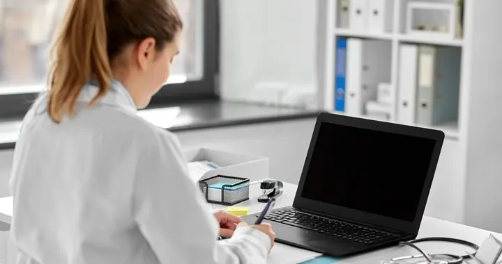 门诊输液“断崖”：医院的“内部算计”与患者的“外部账本”