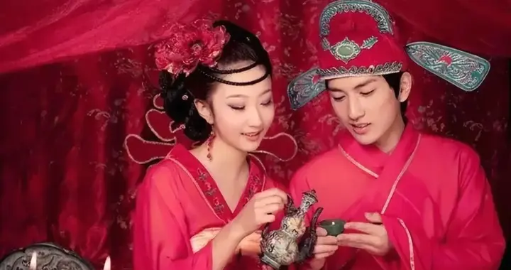 闹洞房时她戏弄了新郎，十年后新郎当了皇帝，她躲进太后宫里十年