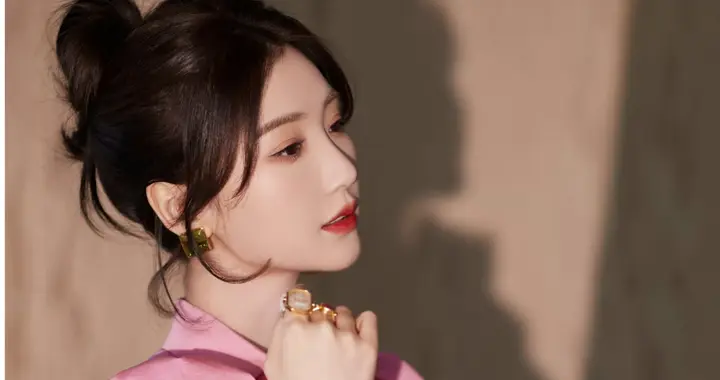 毛晓彤从苗寨风情到撞色绮梦，美是多面的绽放