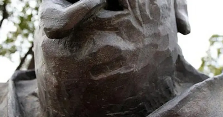 田世信想洗白？否认丑化英烈！网友怒吼：敢把你爸塑成这样子么？