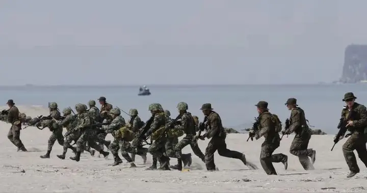 7国1.7万兵力剑指中国，解放军两支舰队东西夹击，直接封死退路