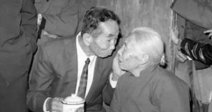 台湾老兵回乡探亲，睡在母亲床边，母亲：旁边睡的是谁？咋还不走