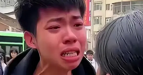 彩礼35万+房车五金压垮小伙,怒怼母亲催婚,句句扎心戳中现实