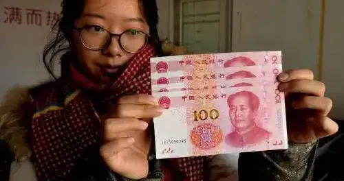 女子取8元被嘲笑，说“那取500万吧”，柜员看到余额腿都软了