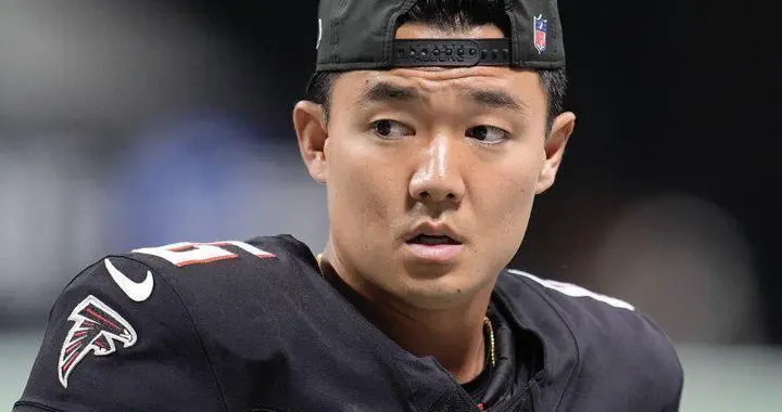 31岁韩裔橄榄球运动员遭解雇，开球踢空成全网笑柄，却也引发争议