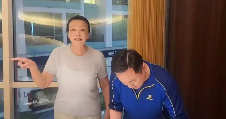 张兰参加老同学聚会！班长给她颁大奖，她班好多帅哥，都宠溺张兰