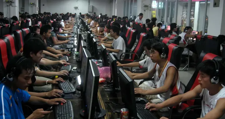 从人满为患到接连倒闭，几乎“消失”的网吧，为何忽然复活了？