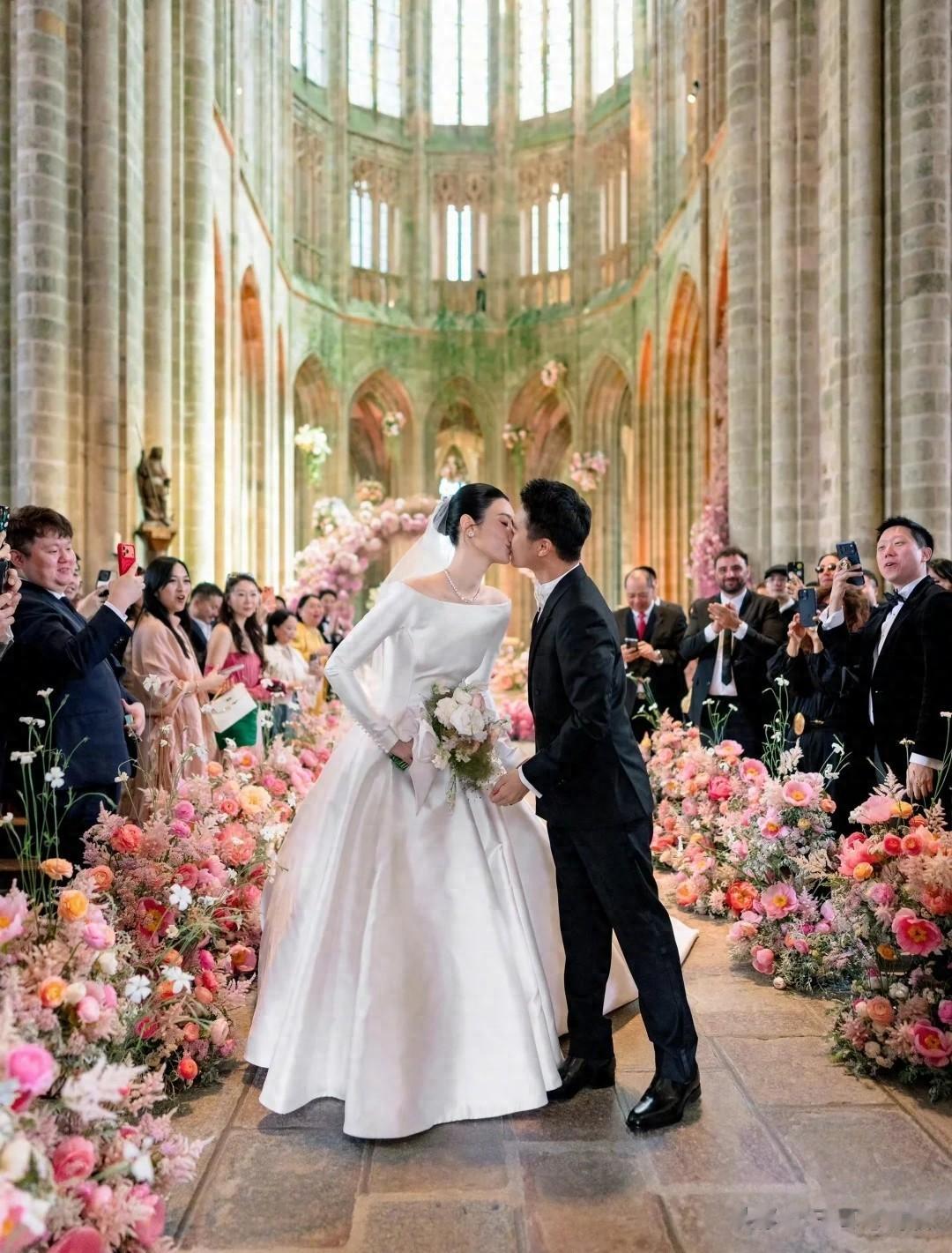 奚梦瑶穿缎面婚纱太美了，处处透露简约不简单，何猷君高跟鞋抢镜