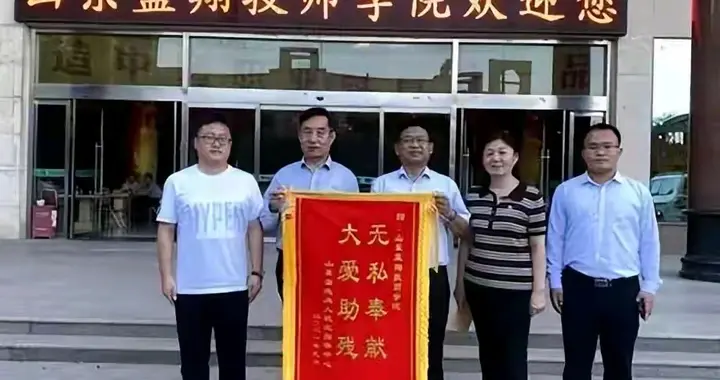 把三个女儿送进监狱后，蓝翔校长再送原配入狱，却被原配揭老底