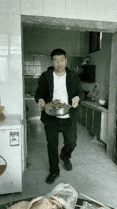 湖光散人：自从生了这一窝崽子后，他已好几