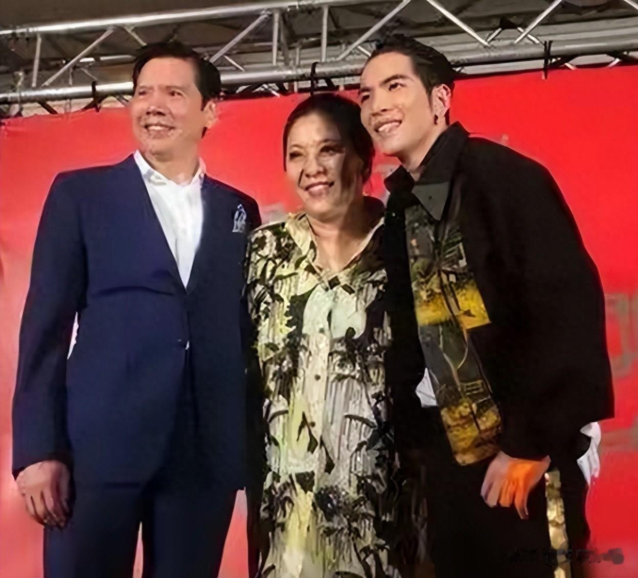 向太再爆料，黄晓明拿2瓶82年拉菲下跪叫干妈，难怪现在成&;大佬&