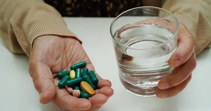 医生再次提醒：长期服用他汀药物，少碰3种食物，容易心肌梗死