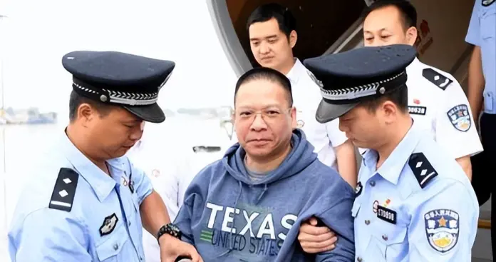 中行行长许超凡：逃亡美国17年，为逃命让妻子嫁老外生三个孩子