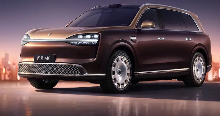问界M9新款配置大升级，提车的老车主心情复杂？