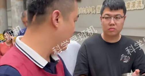 博主设立爱心餐，大妈冒充孕妇强行要饭，叫嚣：你就是针对孕妇