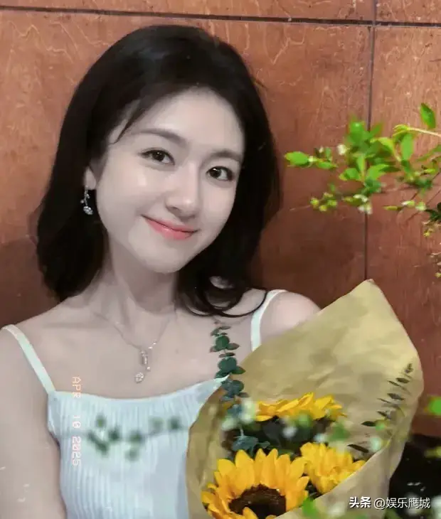 李兰迪小白裙清纯亮相，手捧向日葵微笑，成最美白月光！