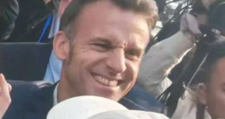 马克龙为什么要去四川大学？