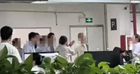 某大企员工当众掌掴领导？疑因请假遭拒，事后获超万名同事点赞！