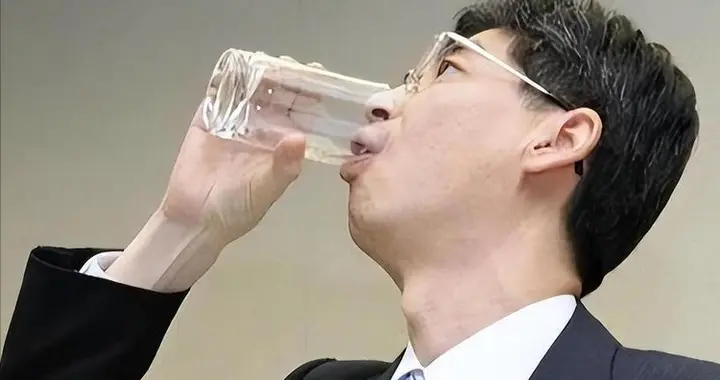 15年前，曾当着全世界喝下核污染水的日本官员，如今还活着吗？