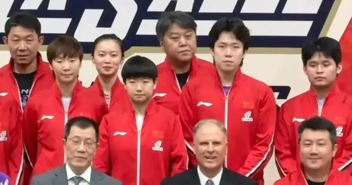 美国大满贯没有合影 活动中王楚钦与孙颖莎挨着拍照 眼睛变成月牙