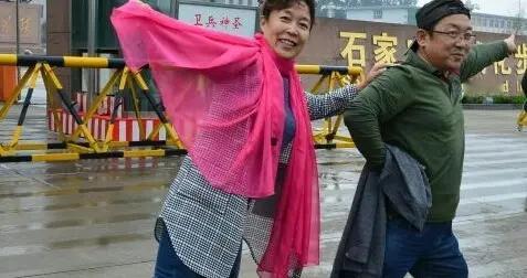 张家口原65集团军一位团政委对妻子深情的描写