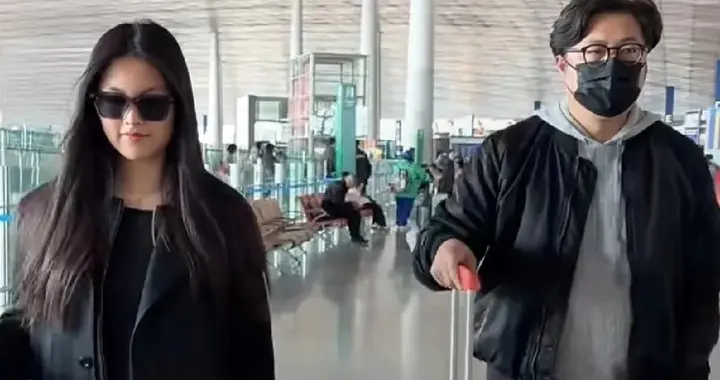 王岳伦机场送女儿上学，王诗龄生图又瘦好多，打扮成熟酷似李湘