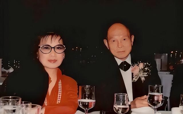 冯坚妮：离异带娃仍能嫁给霍英东，被宠52年生2子，最后分到50亿