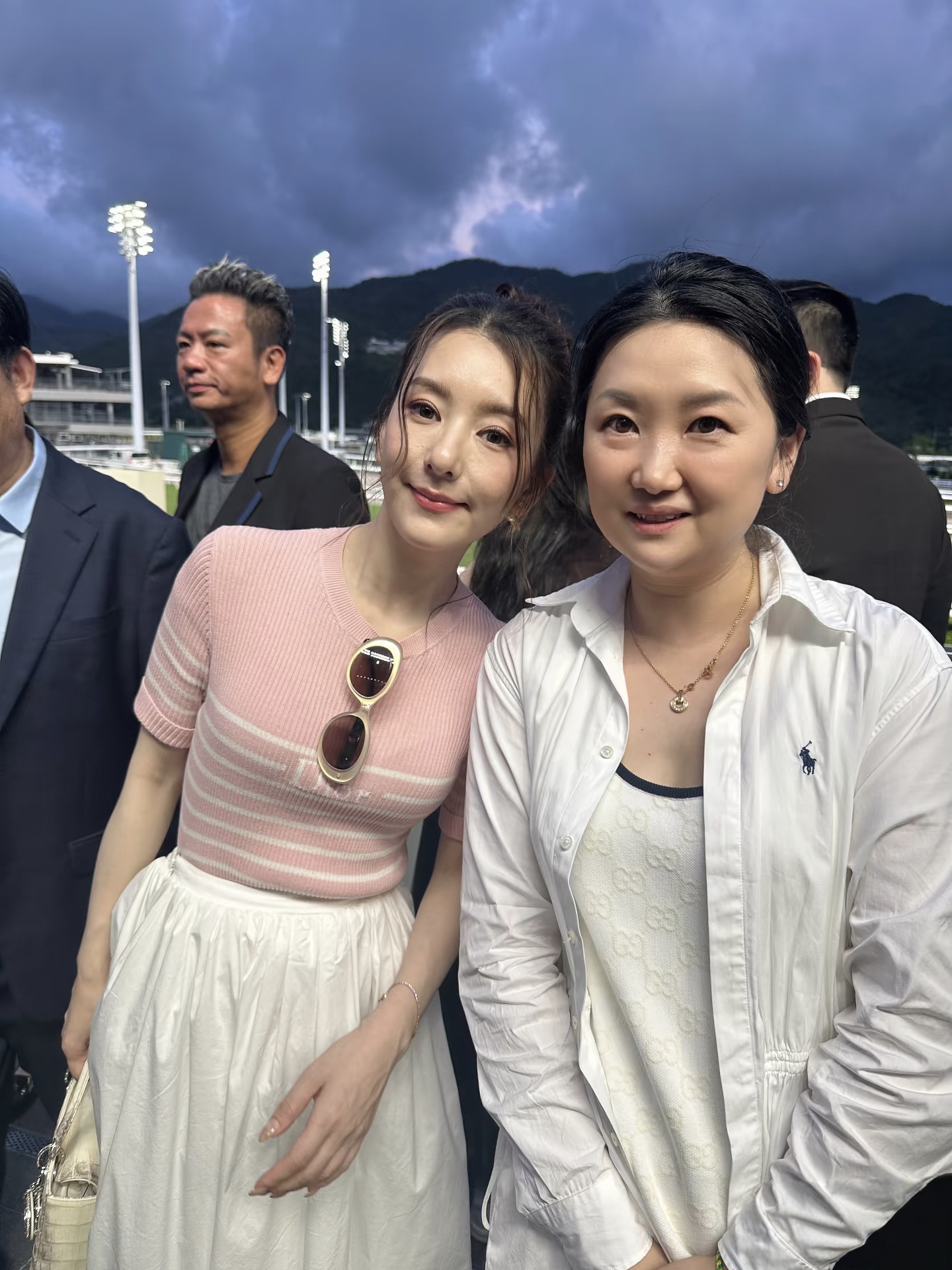 61岁郭富城和老婆方媛带大女儿、二女儿到香港沙田看赛马，他穿着一身西服...