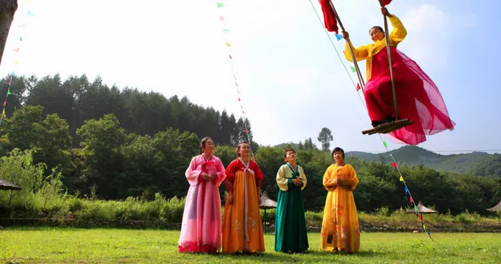 古人春天都玩什么？男女都爱荡秋千，惊险刺激玩法与现代不一样