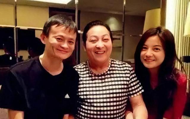 “气功大师”王林曾为多名女星开光，用酒画符，荒诞度难以想象