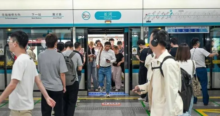 杭州地铁5号线挤到限流8号线却空空荡荡，线路规错在了哪里？