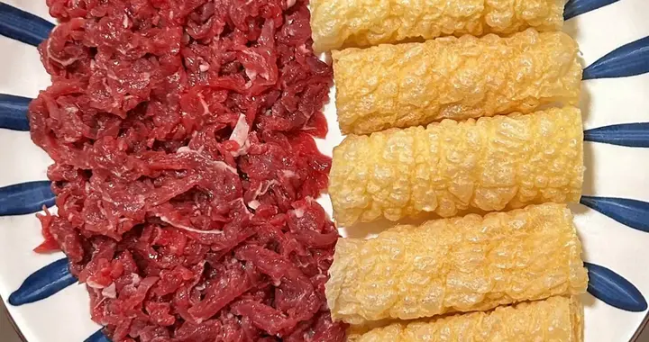 这响铃卷吸饱了汤汁的精华？咬开才知牛肉与沙茶的玄机。